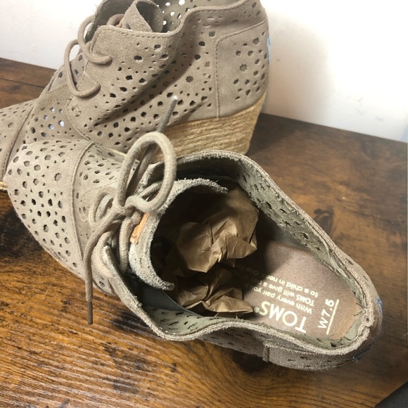TOMS Moroccan Cutout Suede Wedge Boot Sz.7.5 - Picture 4 of 5